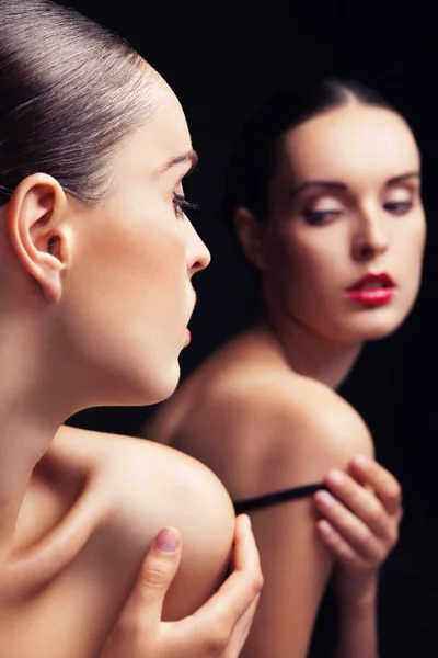 美丽性感的年轻女性接近黑色的镜子 — 图库照片