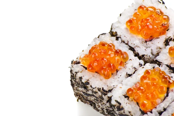 Traditionelles japanisches Sushi mit Kaviar auf weißem Hintergrund — Stockfoto