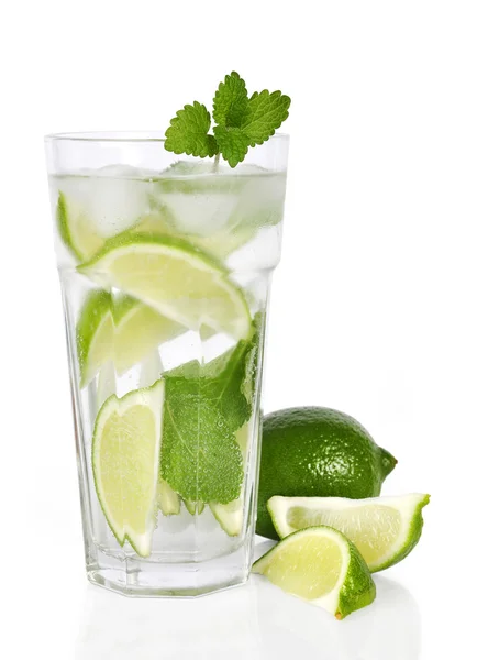 Cocktail mit Limette und Minze — Stockfoto