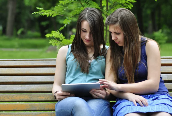 Girls using a tablet pc — Stock Photo, Image