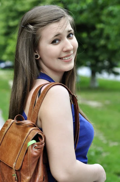 Sırt çantası ile kız öğrenci — Stok fotoğraf