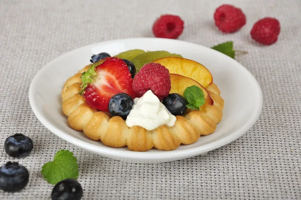 Пироги з лісовими ягодами — стокове фото
