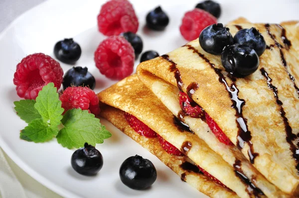 Pancakes sereved with raspberries — Stock Photo, Image