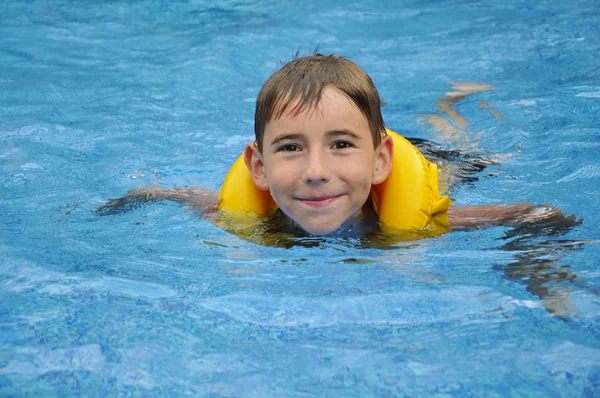 Chłopiec basen — Zdjęcie stockowe