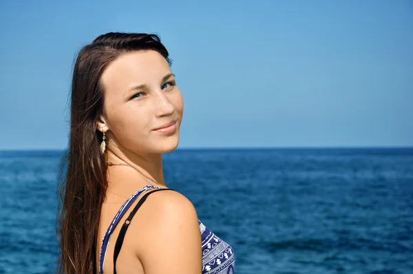 The girl and the sea — Stock Photo, Image