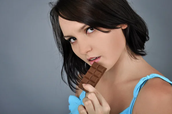 Femme mangeant du chocolat — Photo