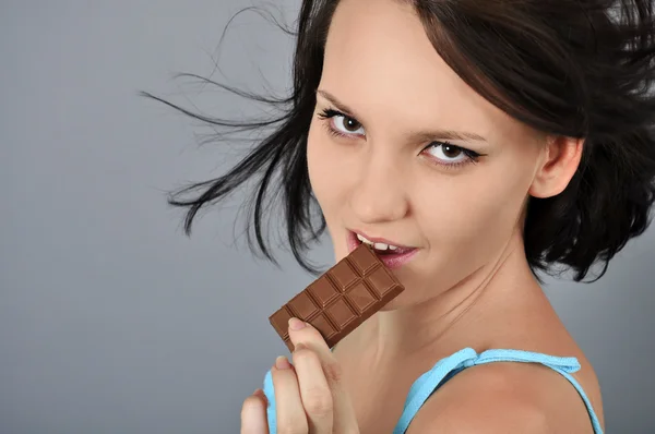 Vrouw die chocolade eet — Stockfoto