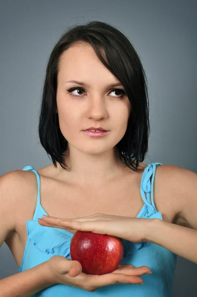 Mulher com maçã vermelha — Fotografia de Stock