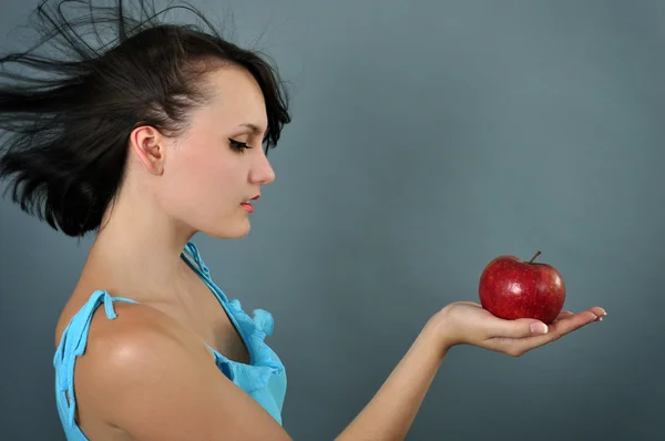 Kobieta z czerwonym jabłkiem — Zdjęcie stockowe