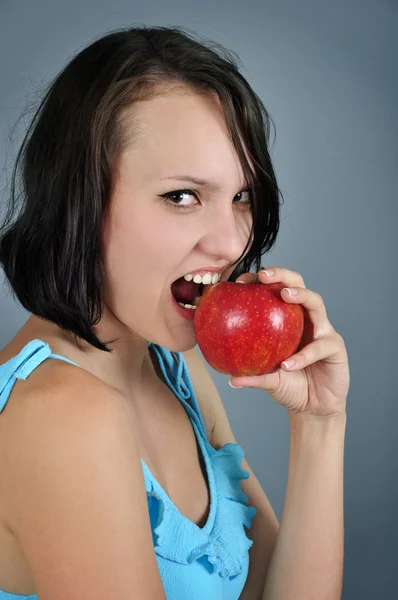 Жінка харчової apple — стокове фото