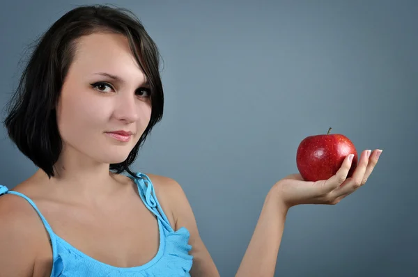 Жінка з червоним яблуком — стокове фото