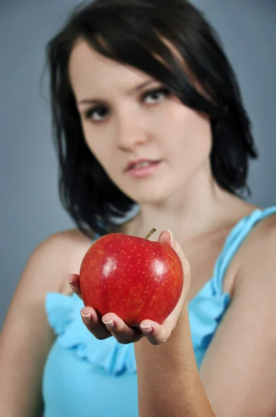 Μήλο στο γυναικείο χέρι — Φωτογραφία Αρχείου