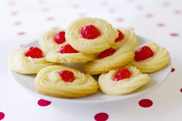 Hjemmelagde småkaker med rød prikkete bakgrunn – stockfoto