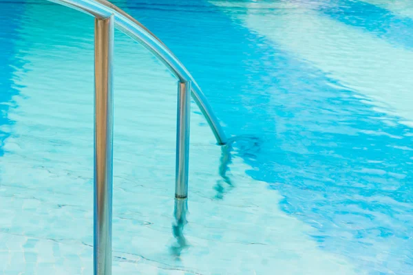Swimming pool Stairs with hand-rails on water background — Stock Photo, Image
