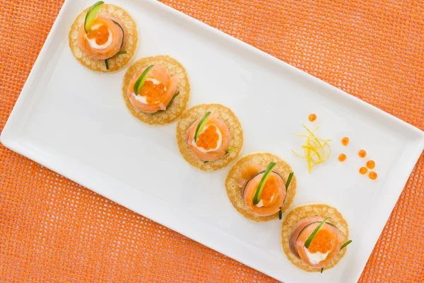 Rollos de salmón rojo con queso, caviar y pepino en "blinis" — Foto de Stock