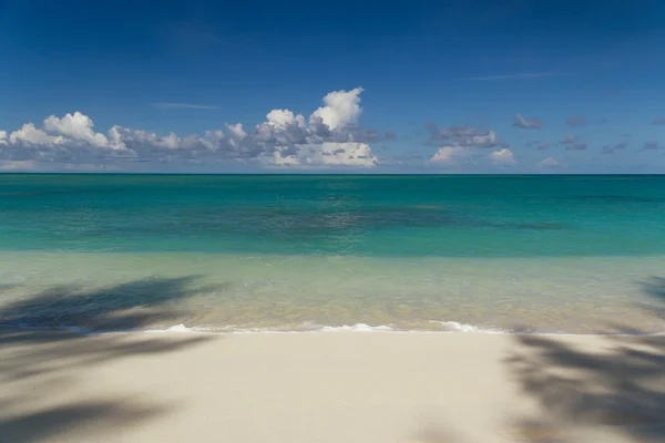 Praia de areia tropical no verão dia ensolarado — Fotografia de Stock