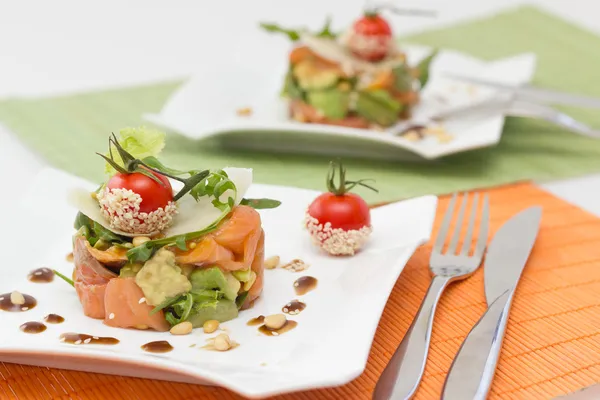 정사각형 접시에 아보카도 연어 샐러드 — 스톡 사진
