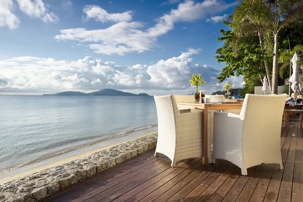 Tisch und Stühle am Meer — Stockfoto