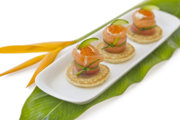 Rollo de salmón rojo con queso, caviar y pepino en "blinis" — Foto de Stock