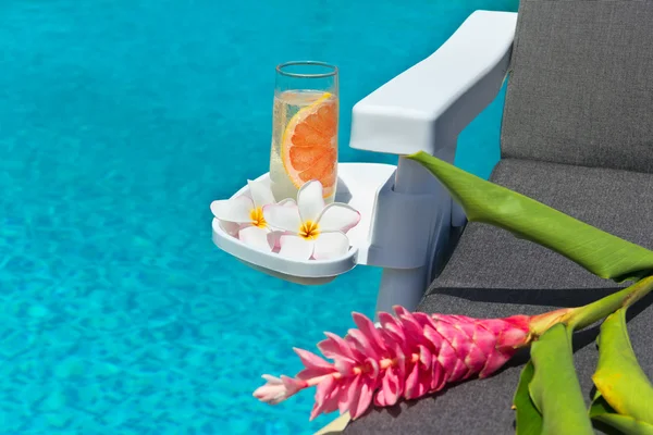 Lemonade with flowers at swimming pool — Stock Photo, Image