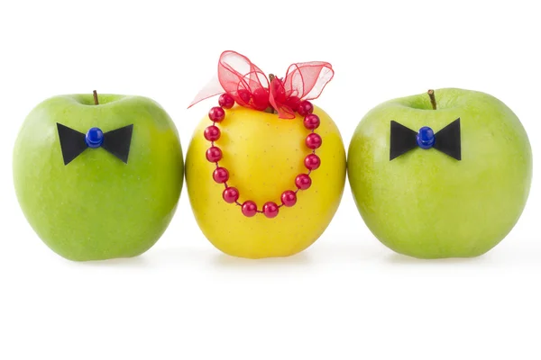 2 つの男性と 1 人の女性間の競争の概念として 3 つのりんごの分離 — ストック写真