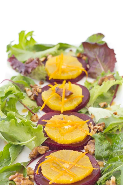 Ceviz ve portakal lezzet turuncu ve kırmızı pancar salatası — Stok fotoğraf