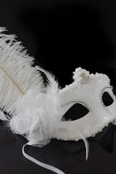 Carnaval máscara branca no fundo preto — Fotografia de Stock