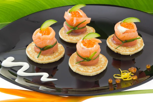 Rollo de salmón rojo con queso, caviar y pepino en blinis — Foto de Stock