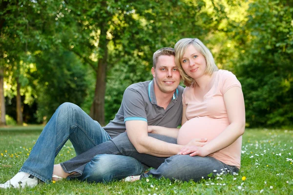 Schwangere im Park — Stockfoto