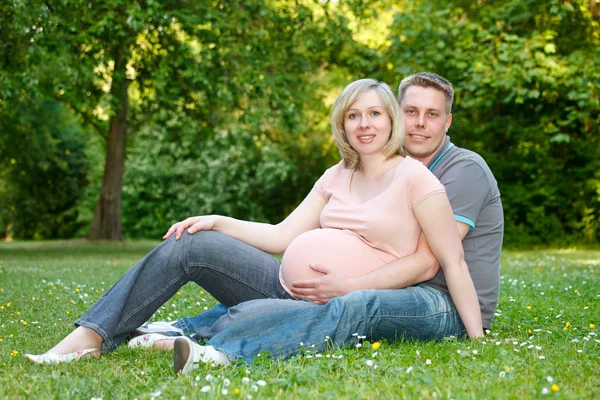 Pregnant couple in the park — Stock Photo, Image