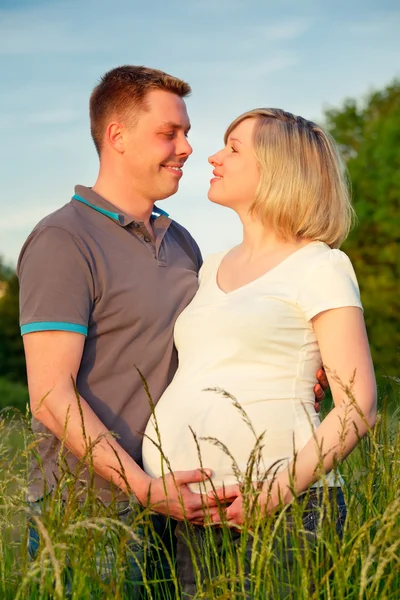 Pregnant couple in the park — Stock Photo, Image
