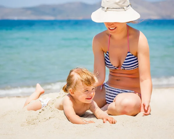 Madre con hija pequeña en la playa —  Fotos de Stock