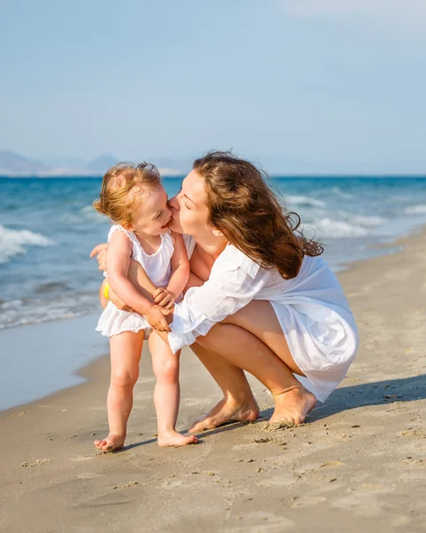 Mère et fille sur la plage — Photo