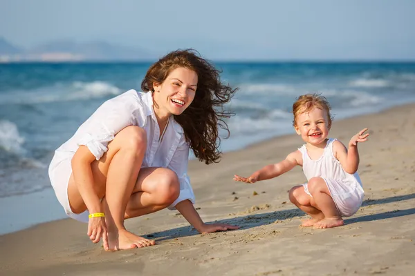 Мати з маленькою донькою на пляжі — стокове фото