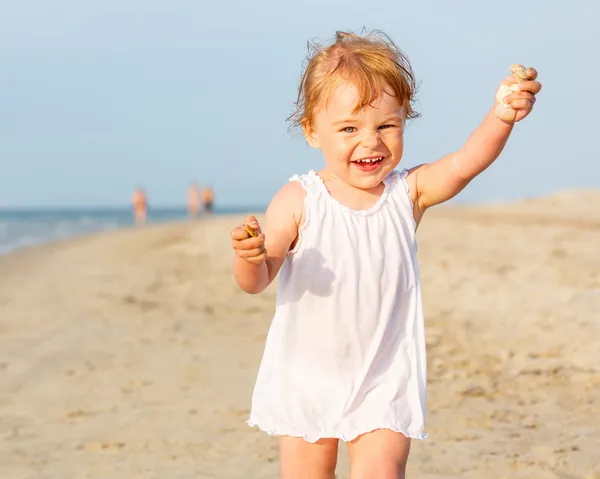 小女孩在海滩上奔跑 — 图库照片