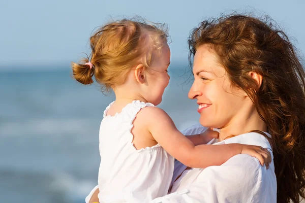 Mother and daughter on the beach — Stock Photo, Image