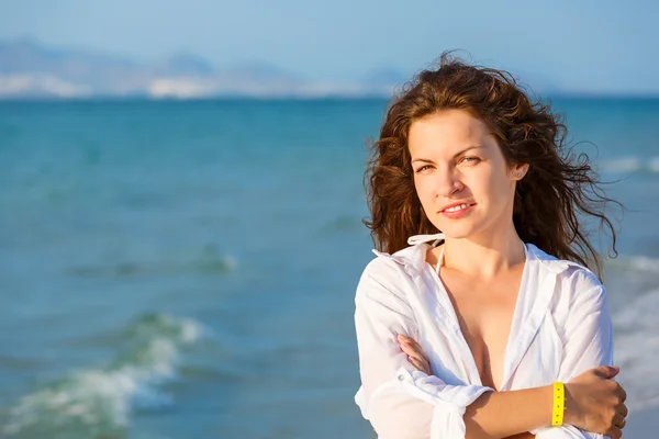 Young woman on the beach — Stock Photo, Image