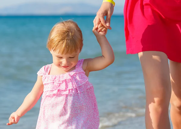 Маленька дівчинка гуляє на пляжі — стокове фото