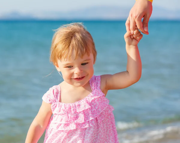 Little girl walking on the beach — Stock Photo, Image