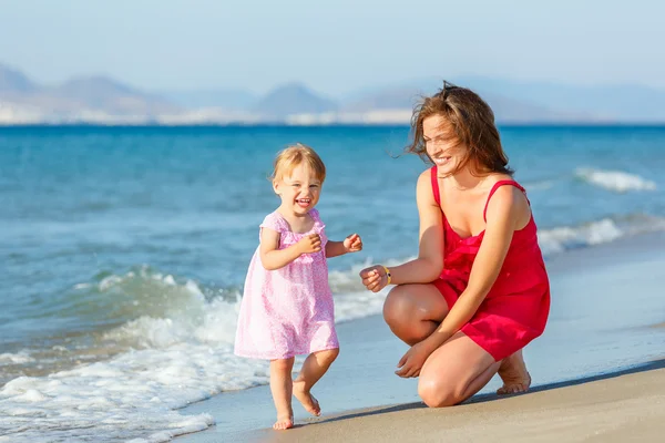 妈妈带着小女儿在海滩上 — 图库照片