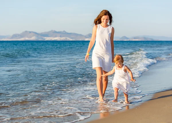 Anne ve kızı sahilde. — Stok fotoğraf