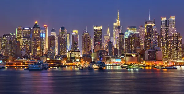 Manhattan på natten Stockbild