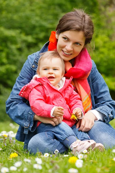 Anne ile bebeği Park — Stok fotoğraf