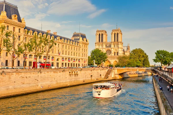 塞纳河河和巴黎圣母院大教堂 — 图库照片