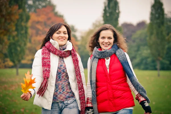 Deux jeune femme marche dans le parc automne — Photo