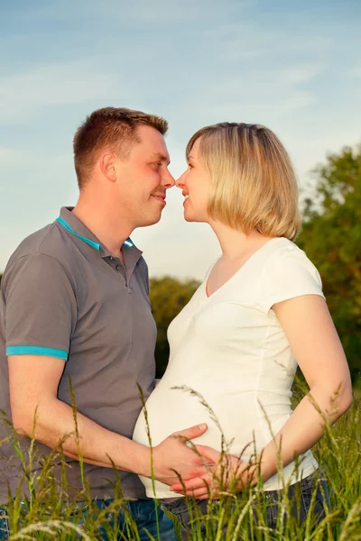 Zwangere paar in het park — Stockfoto