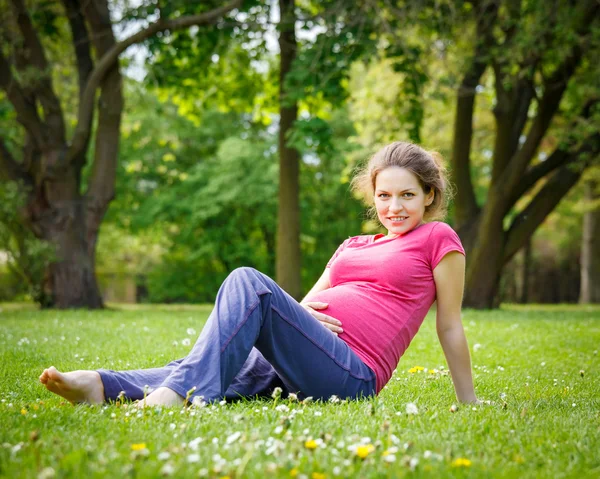 Hermosa mujer embarazada en el parque — Foto de Stock