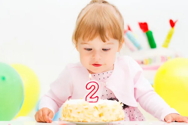 Liten flicka firar andra födelsedag — Stockfoto