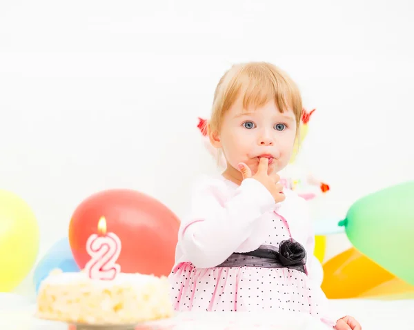 Kis lány ünneplése második születésnapját — Stock Fotó