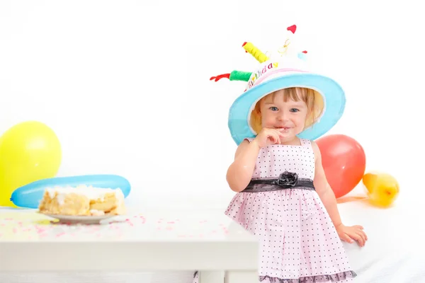 Маленькая девочка празднует второй день рождения — стоковое фото